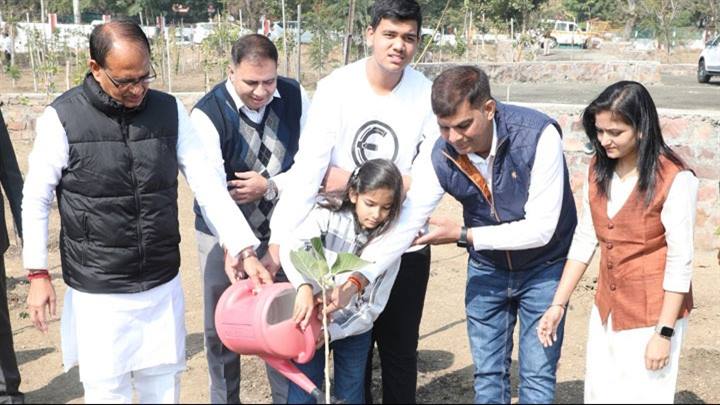 मुख्यमंत्री श्री चौहान ने भोज मंथन संस्था के प्रतिनिधियों के साथ पौध-रोपण किया